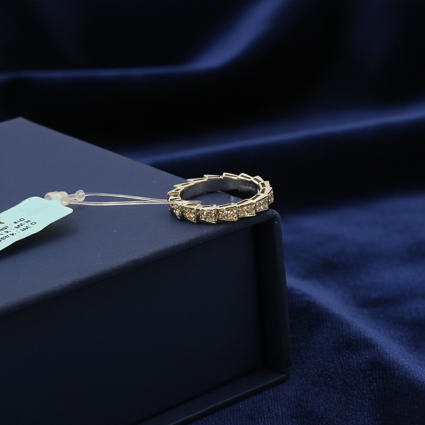 Diamond Serrated Architectural Band