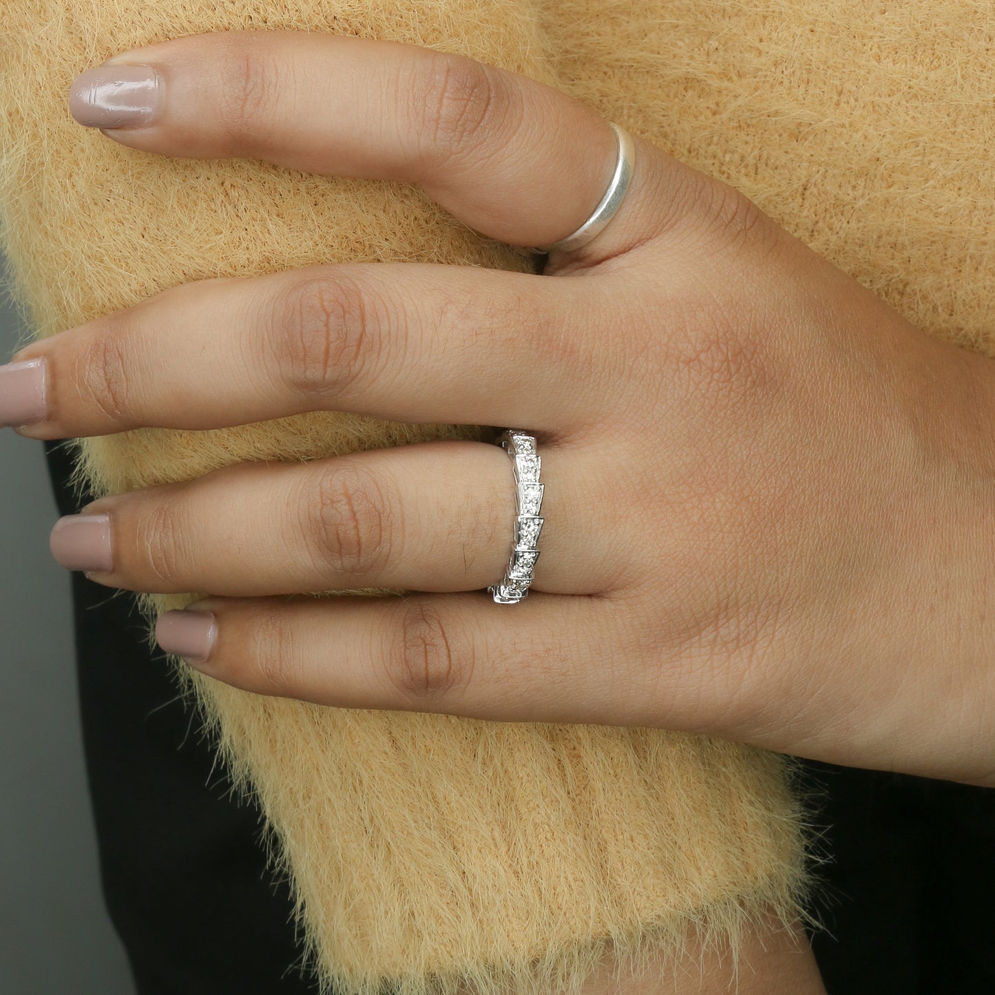 Diamond Serrated Architectural Band